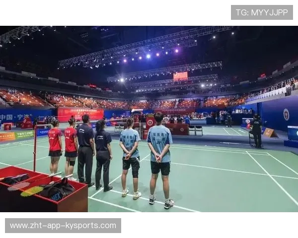 羽毛球决赛现场氛围炸裂，观众情绪推至高潮
