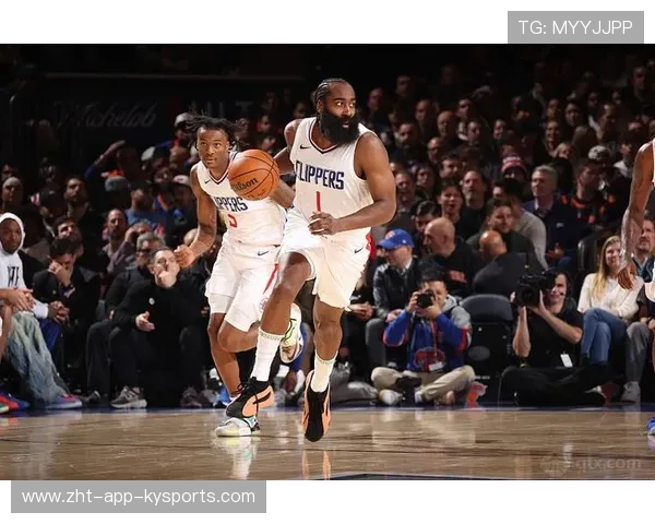 快船战术整合仍未完成哈登融入度成焦点，被哈登晃倒的快船球员