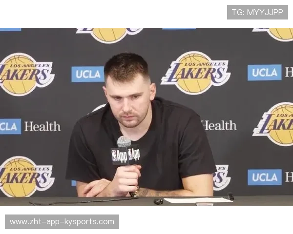 洛杉矶湖人最后30秒：卢卡·东契奇空位三分犹豫，教练席表情太真实